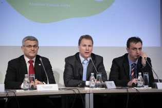 Radovan Jelasic, Cel Morten Jonsen, generalni direktor Telenora i Nebojsa Pokimica, pomocnik ministra zivotne sredine